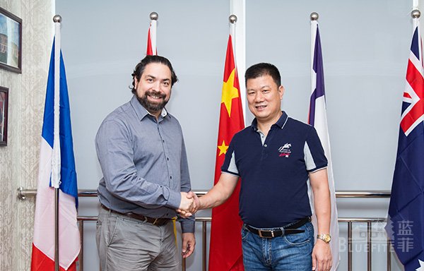 安智利雅家族酒莊莊主與藍菲國際酒莊董事長(cháng)合影