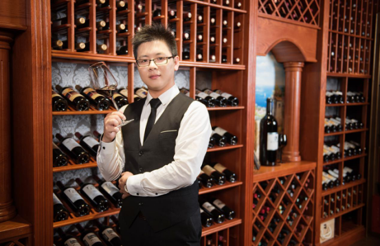 藍菲酒業(yè)首席品酒師、培訓師劉俊雄
