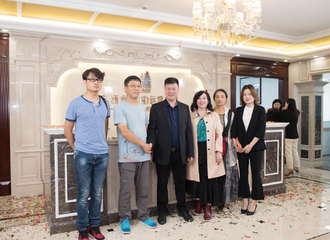 藍菲酒業(yè)新辦公場(chǎng)所揭牌儀式隆重舉行